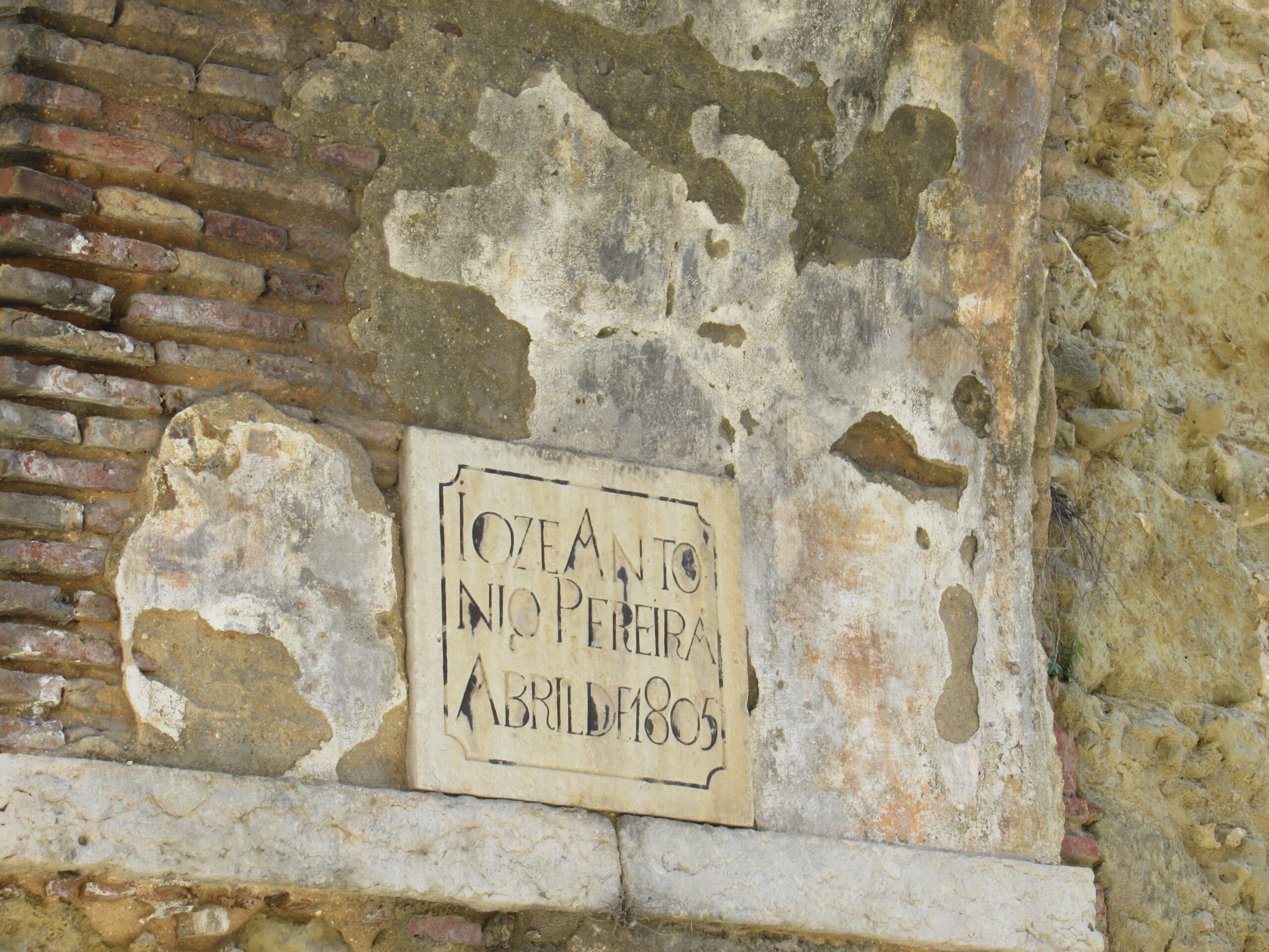 Plaques identifying JAP’s estate with dates for the beginning and end of construction. Photo by Raquel Machaqueiro