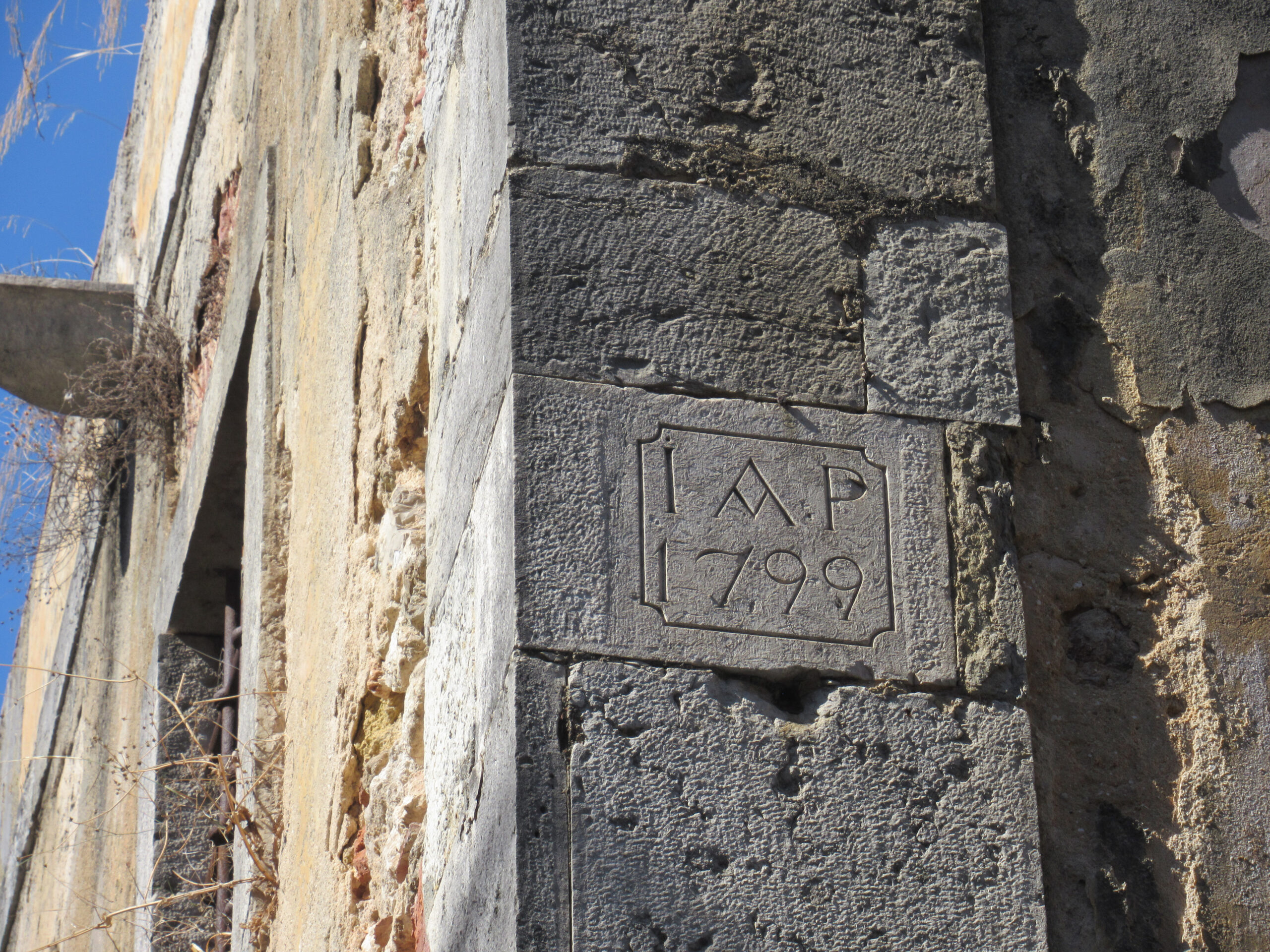 Plaques identifying JAP’s estate with dates for the beginning and end of construction. Photo by Raquel Machaqueiro