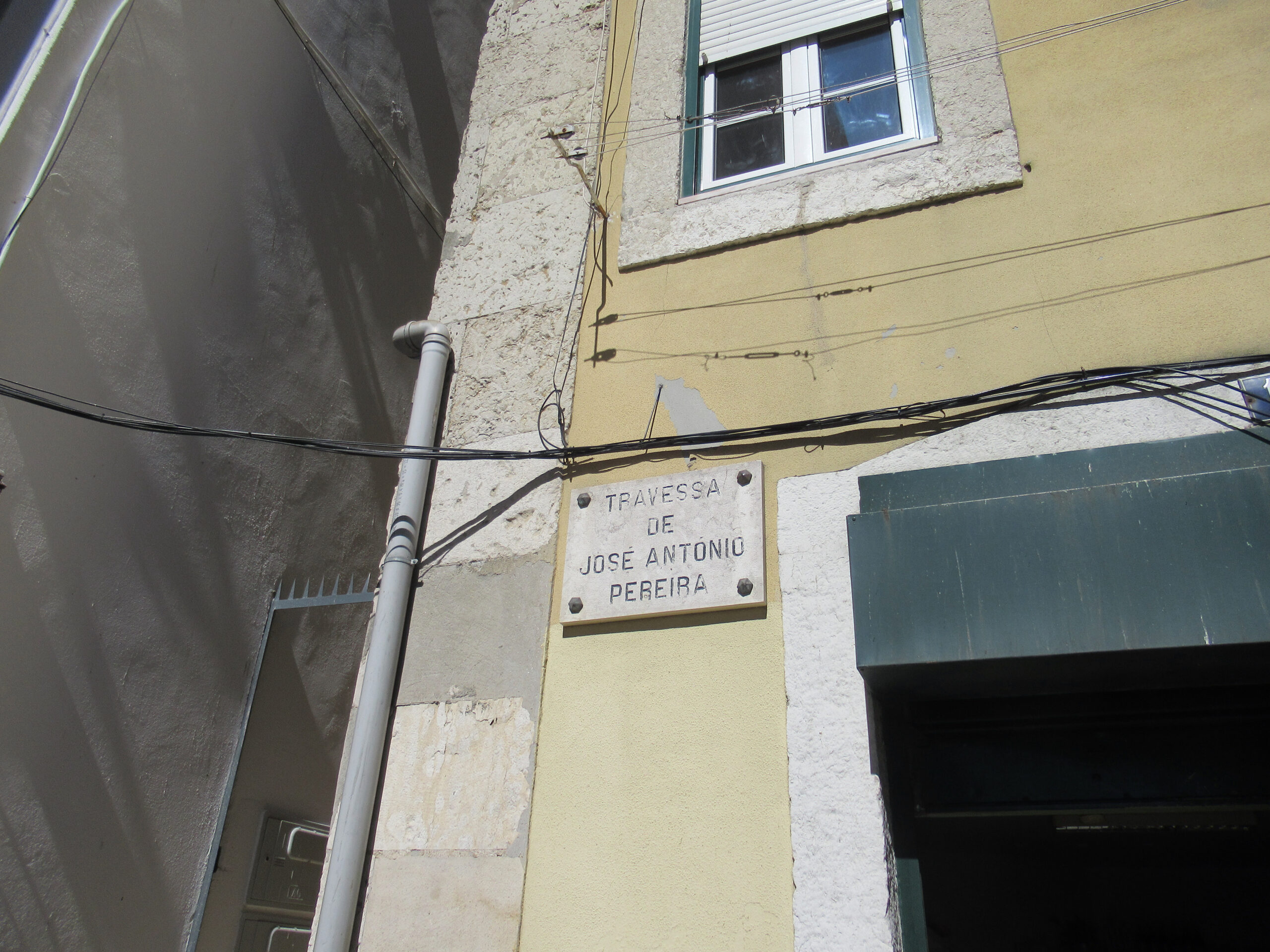 Narrow street named after Pereira, and plaque identifying it. Photo by Raquel Machaqueiro